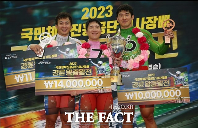 2023 그랑프리는 임채빈과 정종진이 우승 경합을 펼칠 것으로 전망된다. 사진은 2023 국민체육진흥공단 이사장배 경륜 왕중왕전 특선급 시상대 오른 준우승 정종진, 우승 임채빈, 3위 정해민(왼쪽부터)./경륜경정총괄본부