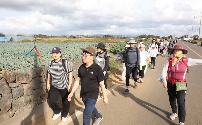 '2023 제주올레 걷기 축제' 참가자들이 제주시 한경면 용수포구를 향해 걷고 있다. /연합뉴스