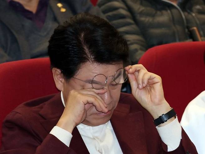 내년 총선 불출마를 선언한 국민의힘 장제원 의원이 15일 부산 사상구청 강당에서 마지막 의정보고회를 갖기에 앞서 지지자의 편지 낭독을 듣고 눈물을 닦고 있다. 2023.12.15. ⓒ뉴시스