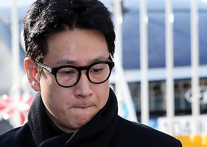 마약류 투약 혐의로 경찰 수사를 받던 배우 이선균씨(48)가 숨진 채 발견됐다. 27일 경찰에 따르면 이씨는 서울 종로구 와룡공원 인근에서 숨진 채 발견됐다. 경찰은 112 신고를 접수하고 현장으로 출동했다. 사고 현장에서는 번개탄을 피운 흔적도 있는 것으로 전해졌다. 경찰은 그가 극단적 선택을 한 것으로 추정하고 있으며 자세한 사망 이유 등을 조사할 방침이다. 사진은 이선균 씨가 지난 23일 오전 인천 남동구 인천논현경찰서로 3차 소환조사를 받기 위해 도착한 모습./사진=뉴스1