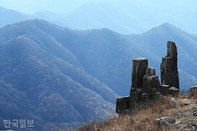 중봉에서 하산하는 길에도 다양한 형태의 바위 군상이 흩어져 있다.