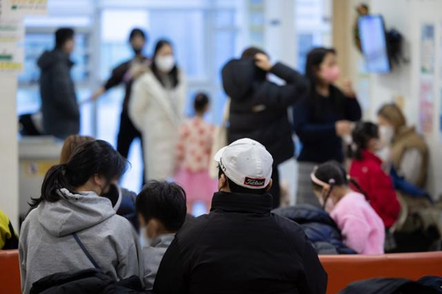 19일 서울의 한 소아과가 환자들로 붐비고 있다. 뉴스1