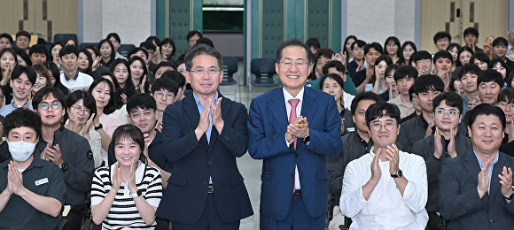 홍준표 대구시장이 군위군 직원과의 소통간단회 후 기념촬영을 하고 있다. [사진=대구시]