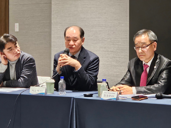 27일 한국거래소에서 진행된 '불법 공매도 방지를 위한 전산화 토론회'에 개인 투자자 대표단이 참석했다. (사진 왼쪽부터) 김득의 금융정의연대 대표, 박순혁 작가(배터리 아저씨), 정의정 한국주식투자연합회 대표 [사진=황태규 기자]