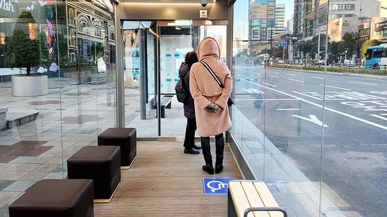 26일 오전 출근 시간 부산 부산진구 서면역 버스정류장에 만들어진 버스쉼터에서 시민이 버스를 기다리고 있다. 김민주 기자
