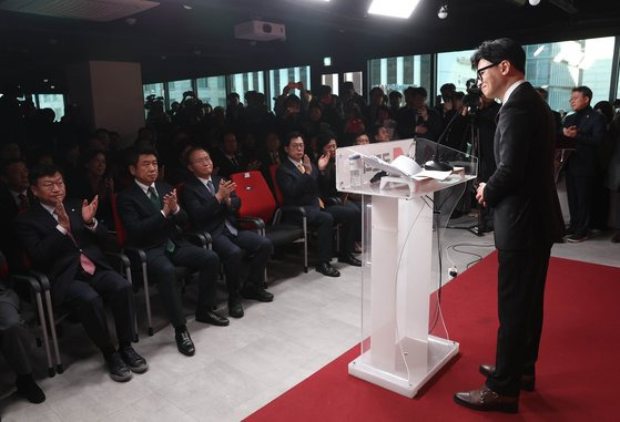 한동훈 국민의힘 비상대책위원장이 26일 오후 서울 여의도 국민의힘 중앙당사에서 비상대책위원장 임명 수락 연설을 하는 가운데 당 지도부 인사들이 박수를 치고 있다. 뉴스1