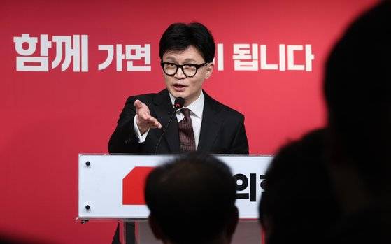 한동훈 국민의힘 비상대책위원장이 26일 오후 서울 여의도 국민의힘 중앙당사에서 취재진 질문을 받고 있다. 뉴스1