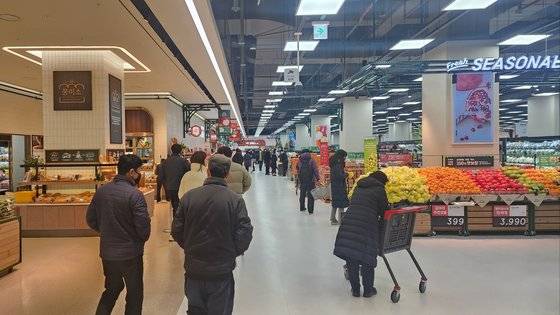 44m 길이의 '델리 로드'를 중심으로 새롭게 단장한 그랑 그로서리 은평점의 모습. 이수정 기자