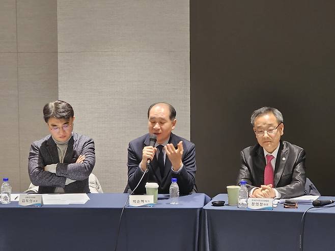 27일 서울 여의도 한국거래소 사옥에서 열린 '불법 공매도 방지를 위한 전산화 토론회'가 열렸다. (사진 왼쪽부터) 김득의 금융정의연대 대표, 박순혁 작가(배터리 아저씨), 정의정 한국주식투자연합회 대표. 사진=진영기 기자