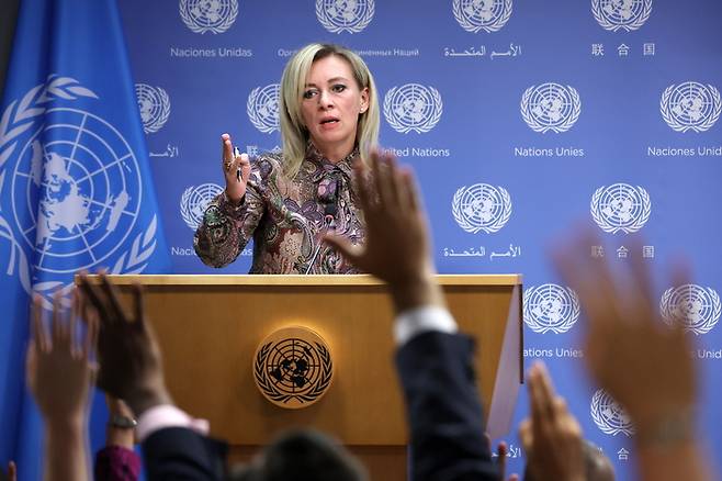 마리아 자하로바 러시아 외무부 대변인이 2023년 9월 유엔본부에서 열린 제78차 유엔총회에서 기자회견을 하고 있다. 타스통신