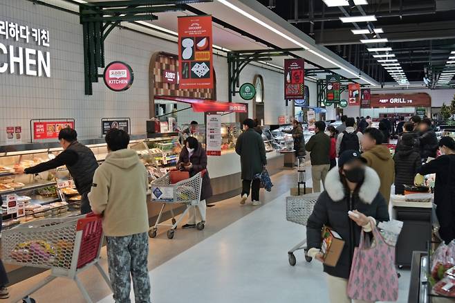 오는 28일 '그랑 그로서리'로 리뉴얼 오픈하는 서울 은평구 롯데마트 은평점에서 고개들이 장을 보고 있는 모습/사진제공= 롯데마트