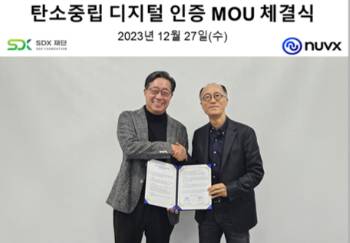 전하진 SDX재단 이사장(사진 왼쪽)과 전병기 누빅스 대표가 업무 협약을 체결한 뒤 기념 촬영 중이다/사진제공=누빅스