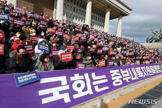 [서울=뉴시스] 조성봉 기자 = 28일 오후 서울 여의도 국회 본청 앞 계단에서 열린 ‘중부내륙지원 특별법 연내 제정 촉구’ 기자회견에서 충북도민들이 구호를 외치고 있다. 2023.11.28. suncho21@newsis.com