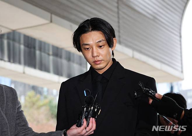 [서울=뉴시스] 고승민 기자 = 마약 상습 투약 혐의 등으로 기소된 유아인(본명 엄홍식·37)씨의 재미 교포 지인이 경찰의 압수수색에 불복해 이의를 제기했지만 법원은 이를 받아들이지 않았다. 사진은 유씨가 지난 12일 오전 서울중앙지법에서 열린 첫 공판에 출석하는 모습. (공동취재) 2023.12.12. photo@newsis.com
