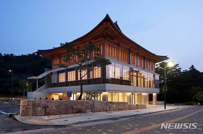 [서울=뉴시스]'올해의 공감한옥'로 뽑힌 은평한옥마을 한문화체험관. (사진=서울시 제공). 2023.12.27. photo@newsis.com