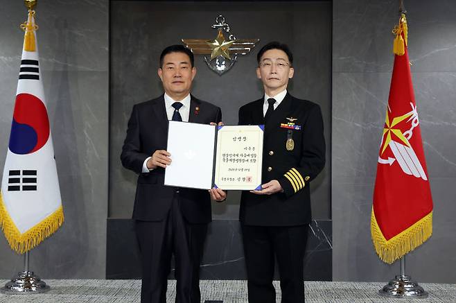 [서울=뉴시스] 신원식 국방부장관(사진 왼쪽)이 27일 국방부 청사에서 이국종 교수에게 국군대전병원장 임명장을 수여하고 있다. (사진=국방부 제공) 2023.12.27. photo@newsis.com *재판매 및 DB 금지
