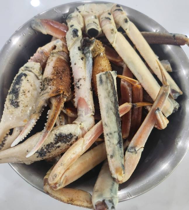 고등학생이 노량진 수산시장에서 구매했다는 대게 다리. 온라인 커뮤니티 갈무리