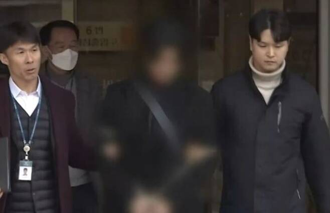 제자와 수차례 성관계를 맺은 혐의를 받는 20대 체육교사(가운데)가 지난 26일 서울중앙지법에서 구속심사를 받고 나오는 모습. 연합뉴스TV 갈무리
