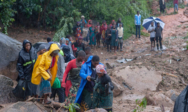 지난 8월 14일(현지시간) 열대성 폭풍 사이클론 '프레디'(Freddy)가 강타한 말라위 블랜타이어에서 주민들이 언덕을 오르고 있다. 말라위 재난 당국은 이번 폭풍으로 말라위에서 99명이 숨졌으며 사망자 수가 더 늘어날 것이라고 밝혔다. AFP연합뉴스