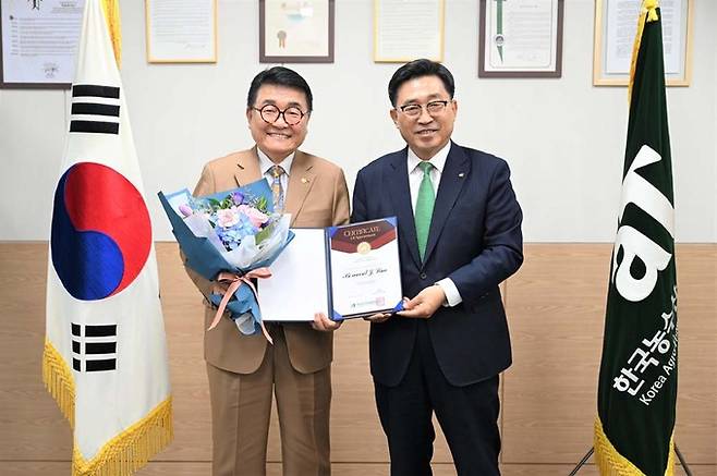 글로벌 김치 홍보대사 위촉식. 한국농수산식품유통공사 김춘진 사장(오른쪽), 세계한식총연합회 임종택 총회장(왼쪽) aT 제공