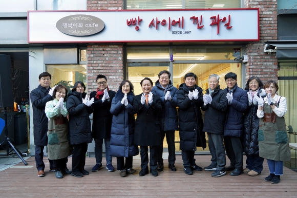 이성헌(왼쪽 여섯 번째) 서울 서대문구청장이 지난 22일 이화여대 앞 상가 골목에서 열린 행복이화 카페 ‘빵 사이에 낀 과일’ 개업식에서 주민들과 기념촬영을 하고 있다. 서대문구 제공