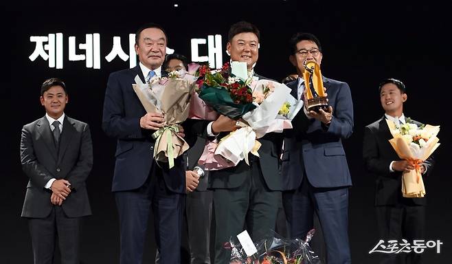 27일 서울 그랜드 하얏트 서울에서 ‘2023 KPGA 제네시스 대상 시상식’이 개최됐다. 제네시스 대상을 수상한 함정우가 기념촬영을 하고 있다. 김종원 기자 won@donga.com