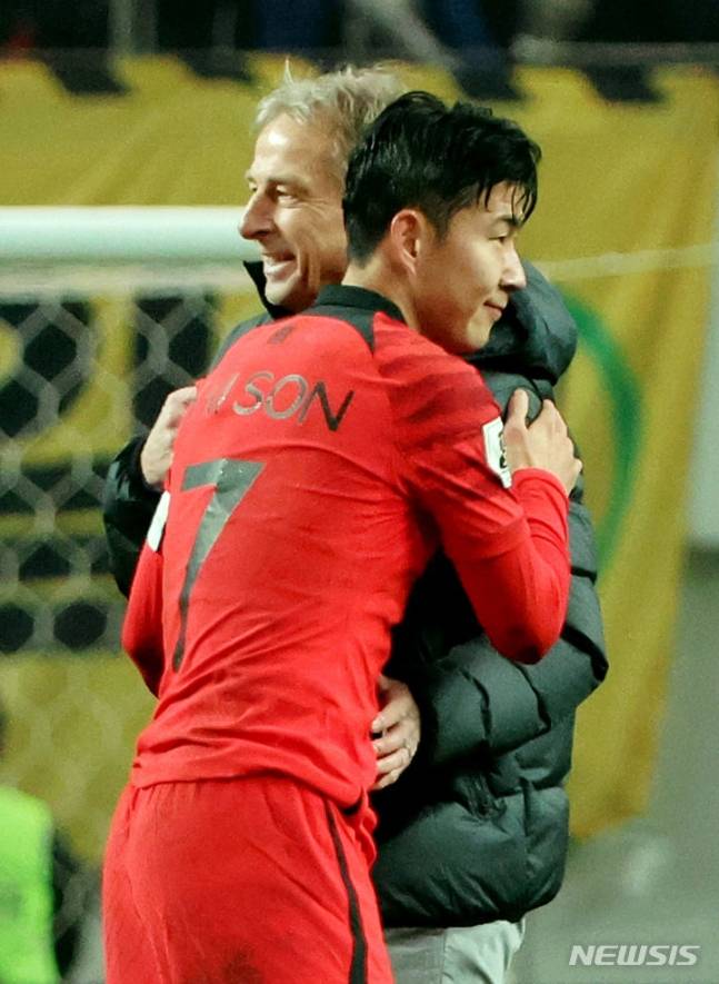 손흥민(왼쪽)과 위르겐 클린스만 감독. /사진=뉴시스