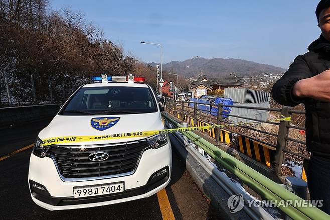 이선균, 차 안에서 숨진 채 발견 (서울=연합뉴스) 서대연 기자 = 27일 오후 서울 종로구 와룡공원에서 배우 이선균이 차 안에서 숨진 채로 발견돼 경찰이 현장 조사를 하고 있다. 
    이선균은 최근 마약 투약 혐의로 최근 검찰 조사를 받아왔다. 2023.12.27 dwise@yna.co.kr