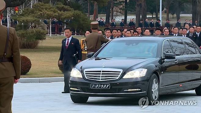 벤츠에서 내리는 북한 김덕훈 내각총리 (서울=연합뉴스) 지난 26일 당중앙위원회 본부 청사에서 소집된 제8기 제9차 전원회의 확대회의에 참석하기 위해 김덕훈 내각총리가 벤츠에서 내리고 있다. [조선중앙TV 화면] 2023.12.27 
    [국내에서만 사용가능. 재배포 금지. For Use Only in the Republic of Korea. No Redistribution] nkphoto@yna.co.kr