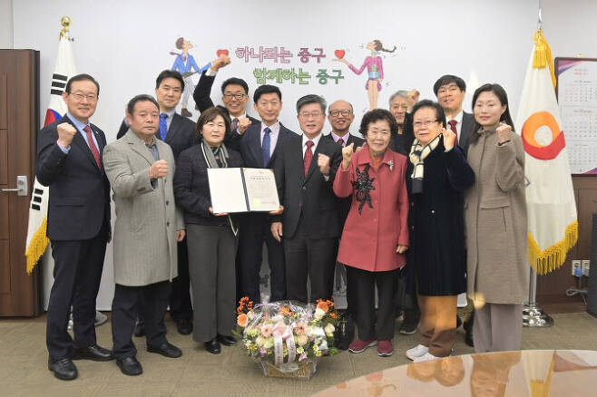 김길성 중구청장(가운데)과 신당10구역 재개발 조합원. (사진=중구)