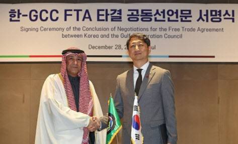 안덕근(오른쪽) 산업부 통상교섭본부장과 자심 모하메드 알 부다이위 걸프협력이사회(GCC) 사무총장이 28일 한국무역협회에서 열린 한-GCC FTA 타결 공동선언문 서명식에서 기념활영을 하고 있다.(사진=연합뉴스)