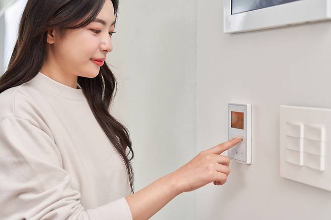 외출 전에는 보일러를 완전히 끄는 것보다 온도를 2~3도 정도만 낮추는 게 더 효율적이다. [사진=게티이미지뱅크]