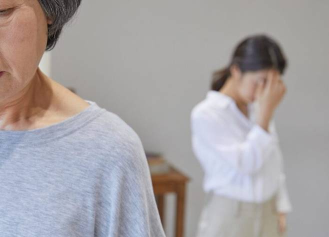 최근 국내 연구진이 알츠하이머 치매를 유발하는 새로운 원인을 규명했다. 이는 유전적 요인으로, 세대 간 유전 가능성이 높은 '가족성 알츠하이머병'을 이해하는 데 기여할 것으로 기대된다. [사진=게티이미지뱅크]