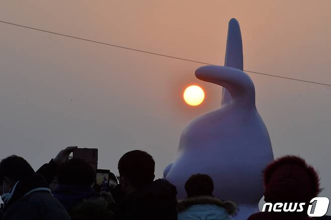 계묘년(癸卯年) 새해 첫 날인 1일 오전 경북 포항시 남구 호미곶 해맞이 광장에 모인 해맞이객들이 동해바다에서 떠오르는 붉은태양을 맞이하고 있다.2023.1.1/뉴스1 ⓒ News1 최창호 기자