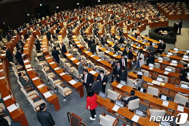 국민의힘 의원들이 28일 서울 여의도 국회에서 열린 제411회국회(임시회)제3차본회의에서 '쌍특검법(김건희 여사·대장동 특검법)'을 앞두고 퇴장하고 있다. 2023.12.28/뉴스1 ⓒ News1 황기선 기자