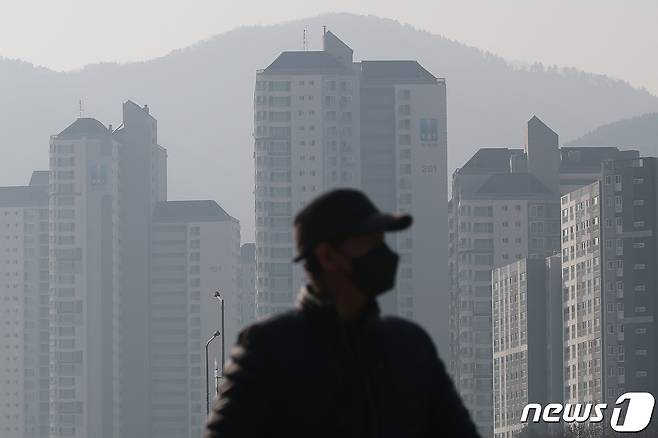 포근한 날씨가 이어진 28일 대구 대부분 지역의 초미세먼지 농도가 '나쁨' 수준을 보인 가운데 신천둔치에서 바라본 앞산 일대가 뿌옇게 흐려 있다. 2023.12.28/뉴스1 ⓒ News1 공정식 기자