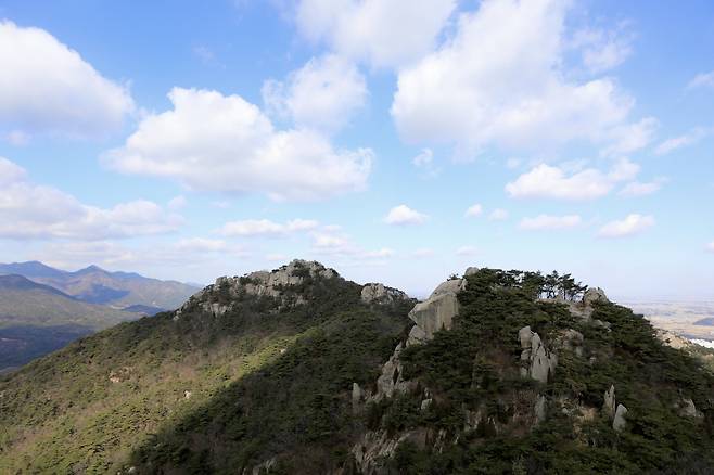 ◇ 충남 홍성 용봉산 정상에서 본 악귀봉(왼쪽)과 노적봉. 사진제공=한국관광공사