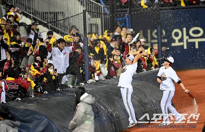 13일 잠실야구장에서 열린 KT와 LG의 한국시리즈 5차전 경기, LG가 승리하며 한국시리즈 우승을 차지했다. 통합우승의 기쁨을 나누는 LG 선수들의 모습. 잠실=허상욱 기자wook@sportschosun.com/2023.11.13/