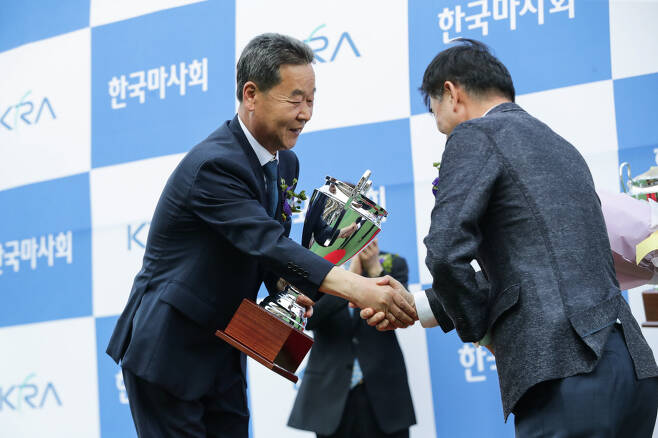2023년 최우수 조교사에 선정된 1조 박종곤 조교사(왼쪽)가 트로피를 받으며 기뻐하고 있다. 사진제공=한국마사회