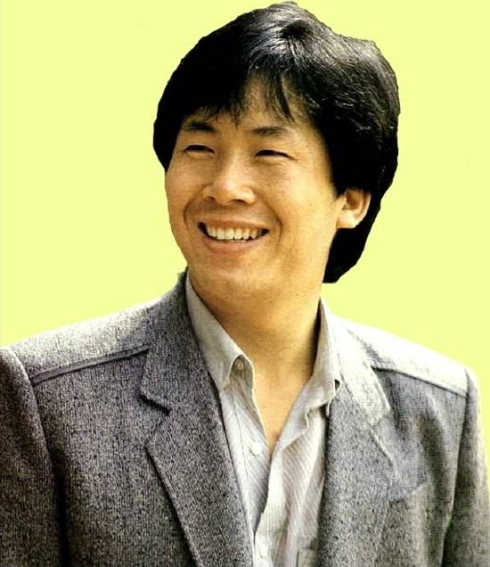 아마추어시절 이진관은 80년 TBC '젊은이 가요제'에 출전해 자작곡 '그날을 기다리며'로 입상했다. 실력을 인정받은 그는 83년 '풍선'이란 곡으로 가요계에 정식 데뷔했다. /이진관