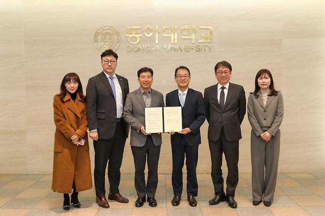 동아대학교와 일본 국립장수의료연구센터 관계자들이 기념촬영을 하고 있다.