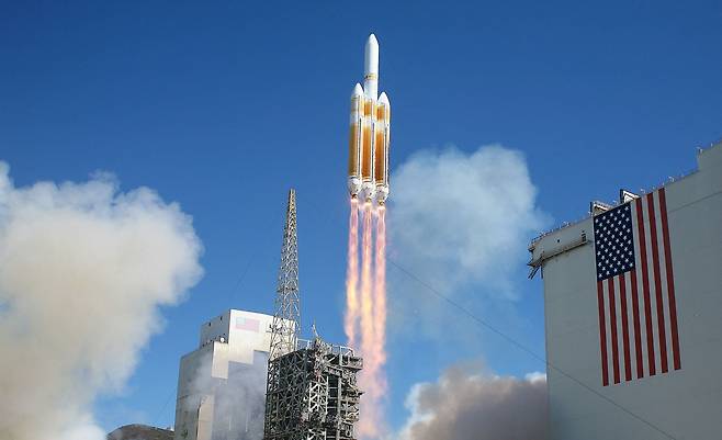 미국 국가정찰국(NRO)의 정찰 위성 NROL-91를 탑재한 유나이티드 론치 얼라이언스의 델타 4 중형 로켓이 24일(현지시간) 캘리포니아주 밴덴버그 우주군 기지를 이륙하고 있다. 2022.09.25 / AFP 연합뉴스