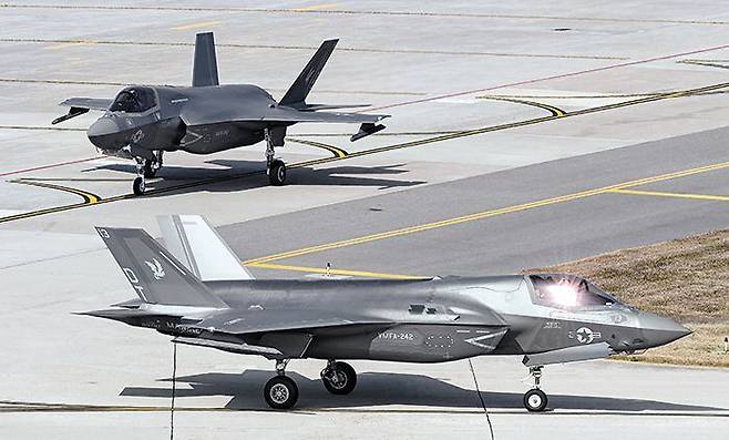 F-35B 스텔스기, 한국땅 첫 착륙 - 한미 연합 공중 훈련인 ‘비질런트 스톰’에 참석한 미 해병대의 최신 스텔스 전투기 F-35B가 지난달 31일 군산 기지에 착륙해 이동하고 있다. 수직 이착륙이 가능한 F-35B가 국내에 전개된 것은 이번이 처음이다. /공군