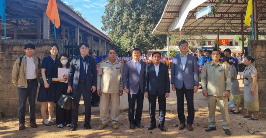 충남교육청 관계자들이 라오스 보르낭가우 중등학교를 방문해 학교 관계자들과 기념촬영을 하고 있다. 사진=충남교육청 제공.