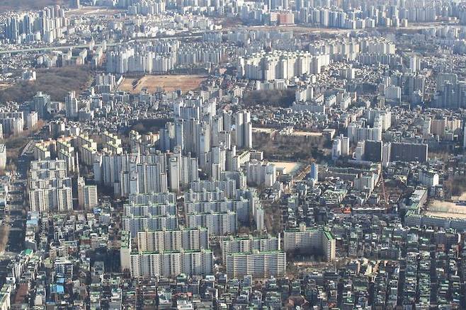 국토교통부는 지난 26일 공포된 '노후계획도시 정비 및 지원에 관한 특별법'이 내년 4월 27일 시행되며, 시행령 제정, 마스터플랜 수립, 선도지구 지정 등 2024년 주요 추진과제도 차질 없이 이행하겠다고 밝혔다.ⓒ데일리안DB