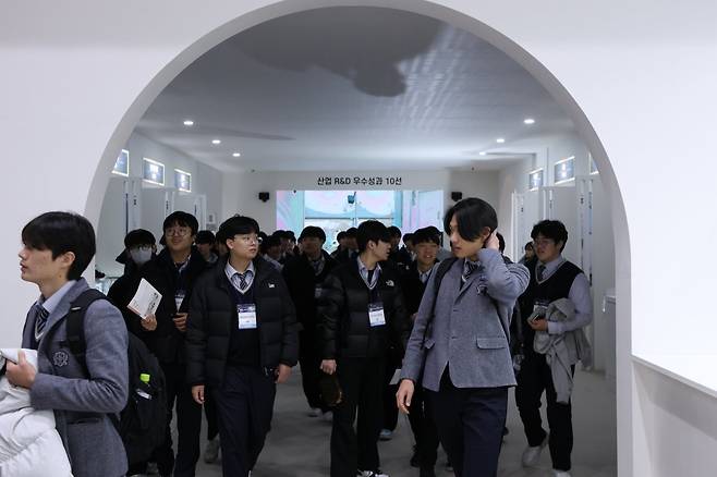 ‘대한민국 2023 산업기술 R&D 대전’에 세워진 산업통상자원부 R&D 우수 성과 10선 전시관을 둘러보는 관람객들.  한국산업기술기획평가원 제공