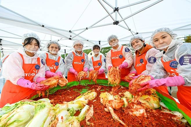 지난달 22일 서울시 성동구청 앞 
광장에서 열린 ‘연말 김장 나눔’ 행사 중인 이상학 KT&G 부사장(왼쪽에서 세 번째)과  KT&G 임직원과 
봉사자들. KT&G 제공