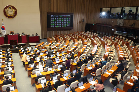 28일 서울 여의도 국회에서 열린 제411회국회(임시회) 제3차 본회의에서 대통령 배우자 김건희의 도이치모터스 주가조작 의혹 진상규명을 위한 특별검사 임명 등에 관한 법률안이 국민의힘 의원들이 불참한 채 야당 단독으로 가결되고 있다. 2023.12.28 뉴스1