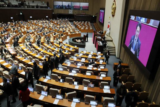 국민의힘 의원들이 28일 국회 본회의에서 특검법 표결 전 퇴장하고 있다. 연합뉴스