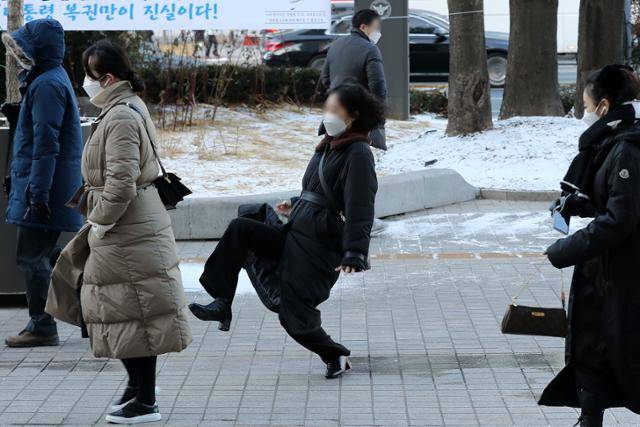11일 오전 서울 종로구 세종대로사거리 인근에서 한 시민이 빙판길에 미끄러지고 있다. 기사 내용과는 직접적인 관련이 없는 사진. 뉴시스